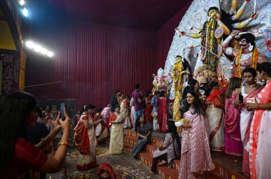 NEW DELHI INDIA OCTOBER 13 Ekim 2024 Dindarlar Sindoor Khela sırasında katılırlar Durga Puja 'nın son gününde Lord Durga Maa' nın CR Park 'ta dalışına 13 Ekim 2024 tarihinde Yeni Delhi Hindistan' da Salman Ali Hindustan Times tarafından çekilmiştir.