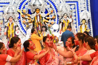 NEW DELHI INDIA 13 Ekim 2024 Kadınlar, Aram Bagh 'taki Durga Puja festivalinin bitişini kutlamak için 13 Ekim 2024 tarihinde Arvind Yadav Hindustan Times tarafından çekilen Arvind Yadav Hindustan Times fotoğrafında birbirlerine vermillion uyguladılar.