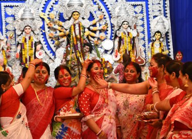 NEW DELHI INDIA 13 Ekim 2024 Kadınlar, Aram Bagh 'taki Durga Puja festivalinin bitişini kutlamak için 13 Ekim 2024 tarihinde Arvind Yadav Hindustan Times tarafından çekilen Arvind Yadav Hindustan Times fotoğrafında birbirlerine vermillion uyguladılar.