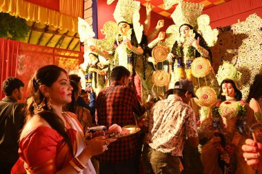 NEW DELHI INDIA 13 Ekim 2024 Kadınlar, Aram Bagh 'taki Durga Puja festivalinin bitişini kutlamak için 13 Ekim 2024 tarihinde Arvind Yadav Hindustan Times tarafından çekilen Arvind Yadav Hindustan Times fotoğrafında birbirlerine vermillion uyguladılar.