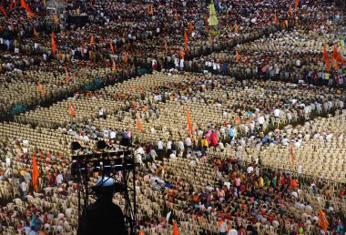 MUMBAI INDIA 12 Ekim 2024 Maharashtra Genel Sekreteri Eknath Shinde 12 Ekim 2024 'te Azad Meydan' da düzenlenen Dussehra mitinginde Shiv Sena UBT şefi Uddhav Tha 'ya sert bir saldırı düzenledi.