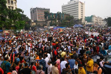 KOLKATA INDIA 15 Ekim 2024 Vatandaş, RG Kar 'a tecavüz ve cinayet için adalet ve sağlık personeli için Espl' deki süresiz açlık grevlerine devam ettikleri protesto sahasındaki hastanelerde güvenlik talebiyle toplu protestolara katıldı.