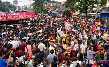 KOLKATA INDIA 15 Ekim 2024 Vatandaş, RG Kar 'a tecavüz ve cinayet için adalet ve sağlık personeli için Espl' deki süresiz açlık grevlerine devam ettikleri protesto sahasındaki hastanelerde güvenlik talebiyle toplu protestolara katıldı.