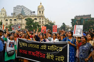 KOLKATA INDIA 15 Ekim 2024 Vatandaş, RG Kar 'a tecavüz ve cinayet için adalet ve sağlık personeli için Espl' deki süresiz açlık grevlerine devam ettikleri protesto sahasındaki hastanelerde güvenlik talebiyle toplu protestolara katıldı.