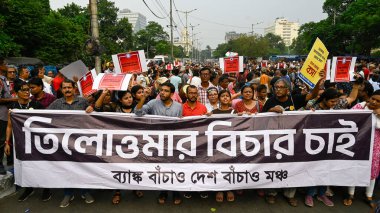 KOLKATA INDIA 15 Ekim 2024 Vatandaş, RG Kar 'a tecavüz ve cinayet için adalet ve sağlık personeli için Espl' deki süresiz açlık grevlerine devam ettikleri protesto sahasındaki hastanelerde güvenlik talebiyle toplu protestolara katıldı.