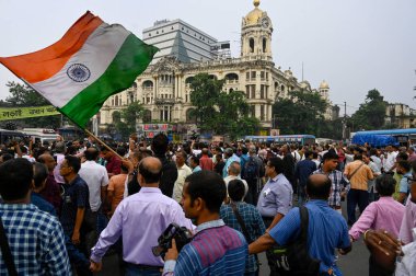 KOLKATA INDIA 15 Ekim 2024 Vatandaş, RG Kar 'a tecavüz ve cinayet için adalet ve sağlık personeli için Espl' deki süresiz açlık grevlerine devam ettikleri protesto sahasındaki hastanelerde güvenlik talebiyle toplu protestolara katıldı.