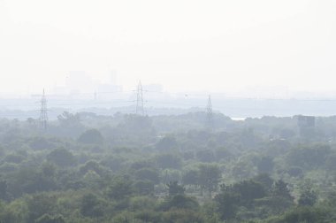 NOIDA INDIA OCTOBER 15 Ekim 2024 Delhi NCR 'de yükselen hava kirliliği üzerine Puslu manzara 15 Ekim 2024 Noida India Air Delhi NCR' de mevsimler değiştikçe sıcaklık düşerken ve çevre eyaletlerden gelen kirlilik arttıkça