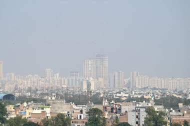 NOIDA INDIA OCTOBER 15 Ekim 2024 Delhi NCR 'de yükselen hava kirliliği üzerine Puslu manzara 15 Ekim 2024 Noida India Air Delhi NCR' de mevsimler değiştikçe sıcaklık düşerken ve çevre eyaletlerden gelen kirlilik arttıkça