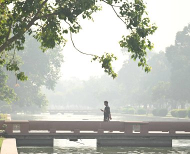 NEW DELHI INDIA 15 EKİM 2024 Sabahın erken saatlerinde Hindistan kapısındaki kirlilik seviyesi artarken Delhi 'deki Yeni Hindistan Havayolları' nda hava sıcaklığının düşmesiyle ve pollöle