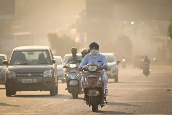 15 Ekim 2024 'te Kirti Nagar' da kirlilik seviyesi artarken 15 Ekim 2024 'te Delhi' deki Yeni Hindistan Havası 'nda hava sıcaklıkları düşerken ve po sıcaklıkları düşerken NEW DELHI INDIA OKTOBER 15 EKİM 2024