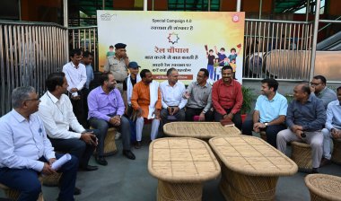 NEW DELHI INDIA OCTOBER 15 Ekim 2024 DRM Sukhwinder Singh diğer demiryolu görevlileri ve yolcular ile birlikte Yeni Delhi Tren İstasyonu Ajmeri kapısı tarafındaki Delhi Kuzey Demiryolu Chopal sırasında Swachhta Hi Seva seferine katıldılar