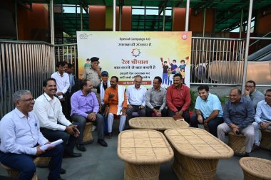 NEW DELHI INDIA OCTOBER 15 Ekim 2024 DRM Sukhwinder Singh diğer demiryolu görevlileri ve yolcular ile birlikte Yeni Delhi Tren İstasyonu Ajmeri kapısı tarafındaki Delhi Kuzey Demiryolu Chopal sırasında Swachhta Hi Seva seferine katıldılar