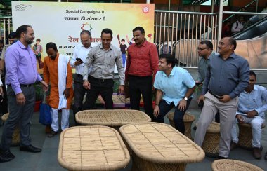 NEW DELHI INDIA OCTOBER 15 Ekim 2024 DRM Sukhwinder Singh diğer demiryolu görevlileri ve yolcular ile birlikte Yeni Delhi Tren İstasyonu Ajmeri kapısı tarafındaki Delhi Kuzey Demiryolu Chopal sırasında Swachhta Hi Seva seferine katıldılar
