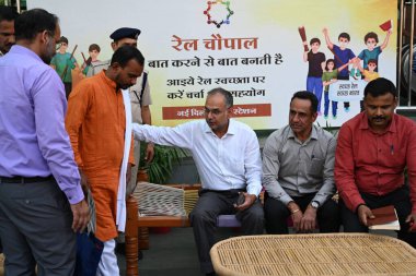 NEW DELHI INDIA OCTOBER 15 Ekim 2024 DRM Sukhwinder Singh diğer demiryolu görevlileri ve yolcular ile birlikte Yeni Delhi Tren İstasyonu Ajmeri kapısı tarafındaki Delhi Kuzey Demiryolu Chopal sırasında Swachhta Hi Seva seferine katıldılar