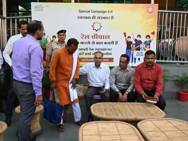 NEW DELHI INDIA OCTOBER 15 Ekim 2024 DRM Sukhwinder Singh diğer demiryolu görevlileri ve yolcular ile birlikte Yeni Delhi Tren İstasyonu Ajmeri kapısı tarafındaki Delhi Kuzey Demiryolu Chopal sırasında Swachhta Hi Seva seferine katıldılar