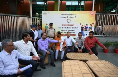NEW DELHI INDIA OCTOBER 15 Ekim 2024 DRM Sukhwinder Singh diğer demiryolu görevlileri ve yolcular ile birlikte Yeni Delhi Tren İstasyonu Ajmeri kapısı tarafındaki Delhi Kuzey Demiryolu Chopal sırasında Swachhta Hi Seva seferine katıldılar