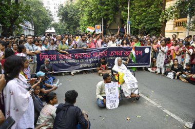 KOLKATA INDIA 14 Ekim 2024 Vatandaş ve Asistan doktorlar, 14 Ekim 2024 'te Kolkata Hindistan' da Samir Jana Hind tarafından çekilen Kolkata fotoğrafında, RG Kar tecavüz olayıyla ilgili CBI 'ın yürüttüğü hayal kırıklığı üzerine protesto yürüyüşü gerçekleştirdiler.