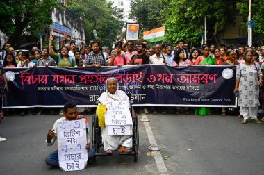 KOLKATA INDIA 14 Ekim 2024 Vatandaş ve Asistan doktorlar, 14 Ekim 2024 'te Kolkata Hindistan' da Samir Jana Hind tarafından çekilen Kolkata fotoğrafında, RG Kar tecavüz olayıyla ilgili CBI 'ın yürüttüğü hayal kırıklığı üzerine protesto yürüyüşü gerçekleştirdiler.