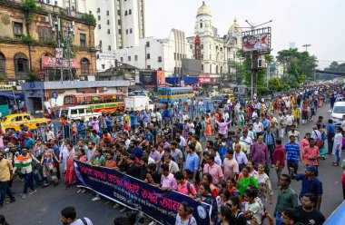 KOLKATA INDIA 14 Ekim 2024 Vatandaş ve Asistan doktorlar, 14 Ekim 2024 'te Kolkata Hindistan' da Samir Jana Hind tarafından çekilen Kolkata fotoğrafında, RG Kar tecavüz olayıyla ilgili CBI 'ın yürüttüğü hayal kırıklığı üzerine protesto yürüyüşü gerçekleştirdiler.