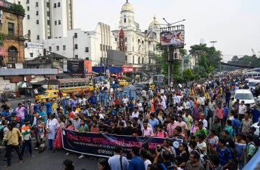 KOLKATA INDIA 14 Ekim 2024 Vatandaş ve Asistan doktorlar, 14 Ekim 2024 'te Kolkata Hindistan' da Samir Jana Hind tarafından çekilen Kolkata fotoğrafında, RG Kar tecavüz olayıyla ilgili CBI 'ın yürüttüğü hayal kırıklığı üzerine protesto yürüyüşü gerçekleştirdiler.