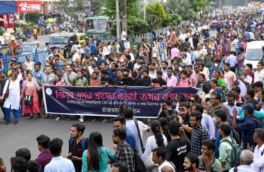 KOLKATA INDIA 14 Ekim 2024 Vatandaş ve Asistan doktorlar, 14 Ekim 2024 'te Kolkata Hindistan' da Samir Jana Hind tarafından çekilen Kolkata fotoğrafında, RG Kar tecavüz olayıyla ilgili CBI 'ın yürüttüğü hayal kırıklığı üzerine protesto yürüyüşü gerçekleştirdiler.