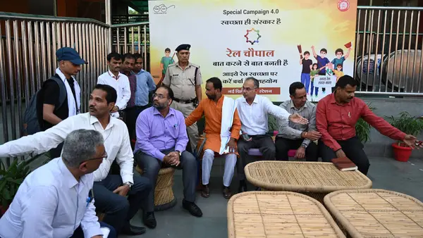 NEW DELHI INDIA OCTOBER 15 Ekim 2024 DRM Sukhwinder Singh diğer demiryolu görevlileri ve yolcular ile birlikte Yeni Delhi Tren İstasyonu Ajmeri kapısı tarafındaki Delhi Kuzey Demiryolu Chopal sırasında Swachhta Hi Seva seferine katıldılar