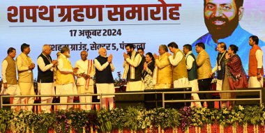 PANCHKULA INDIA 17 Ekim 2024 Hindistan Başbakanı Narendra Modi, 5 Ekim 'de Dussehra Zemin Bölgesi' nde düzenlenen yemin sonrasında Haryana Baş Bakanı Nayab Singh Saini ve diğer Haryana bakanları ile fotoğraf için poz verdi.