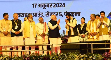 PANCHKULA INDIA 17 Ekim 2024 Hindistan Başbakanı Narendra Modi ve yeni atanan Haryana Baş Bakanı Nayab Singh Saini ve Haryana 'nın diğer bakanları 17 Ekim 2024 tarihinde Panchkula' da Dussehra Zemin Sektörü 5 'te yemin ettikten sonra 