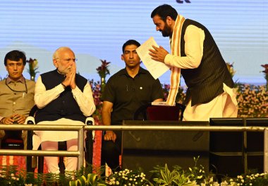 PANCHKULA INDIA 17 Ekim 2024 Hindistan Başbakanı Narendra Modi, 5 Ekim 'de Dussehra Zemin Bölgesi' nde düzenlenen yemin sonrasında Haryana Baş Bakanı Nayab Singh Saini ve diğer Haryana bakanları ile fotoğraf için poz verdi.