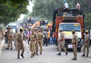 NoIDA INDIA 17 Ekim 2024 Hindu dindarları 17 Ekim 2024 'te Noida Hindistan' da Valmiki Jayanti 'de geçit töreni düzenledi. Ünlü Hint destanı Ramayana Maharishi Valmiki Fotoğraf Sunil Ghosh Hindustan Times tarafından yazıldı.
