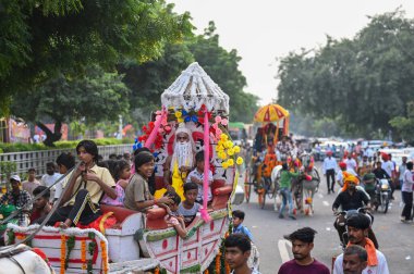 NoIDA INDIA 17 Ekim 2024 Hindu dindarları 17 Ekim 2024 'te Noida Hindistan' da Valmiki Jayanti 'de geçit töreni düzenledi. Ünlü Hint destanı Ramayana Maharishi Valmiki Fotoğraf Sunil Ghosh Hindustan Times tarafından yazıldı.