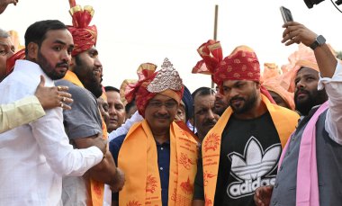 NEW DELHI INDIA 17 Ekim 2024 Aam Aadmi Partisi Ulusal Toplayıcısı Arvind Kejriwaland diğer Parti lideri Valmiki Pragat Diwas ve Shobha Yatra 'nın Valmiki Chaudhary Sa nezaretinde Kızıl Kale' de düzenlenen büyük savaş arabası alayına katıldı.