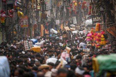 NEW DELHI INDIA 17 EKİM 2024 Sadar Çarşısı 'nda 17 Ekim 2024' te Karwa Chauth ve Diwali Festivali öncesinde Sanchit Khanna Hindustan Times tarafından çekilen fotoğraf: