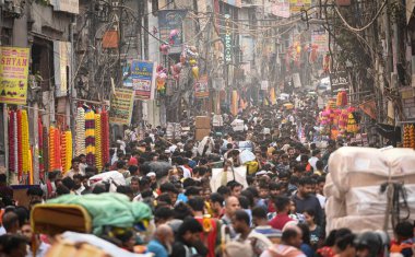 NEW DELHI INDIA 17 EKİM 2024 Sadar Çarşısı 'nda 17 Ekim 2024' te Karwa Chauth ve Diwali Festivali öncesinde Sanchit Khanna Hindustan Times tarafından çekilen fotoğraf: