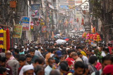 NEW DELHI INDIA 17 EKİM 2024 Sadar Çarşısı 'nda 17 Ekim 2024' te Karwa Chauth ve Diwali Festivali öncesinde Sanchit Khanna Hindustan Times tarafından çekilen fotoğraf: