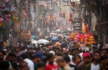 NEW DELHI INDIA 17 EKİM 2024 Sadar Çarşısı 'nda 17 Ekim 2024' te Karwa Chauth ve Diwali Festivali öncesinde Sanchit Khanna Hindustan Times tarafından çekilen fotoğraf: