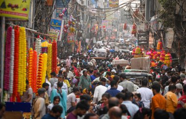 NEW DELHI INDIA 17 EKİM 2024 Sadar Çarşısı 'nda 17 Ekim 2024' te Karwa Chauth ve Diwali Festivali öncesinde Sanchit Khanna Hindustan Times tarafından çekilen fotoğraf: