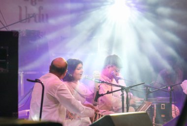 NEW DELHI INDIA 17 Ekim 2024 Sanatçılar Shiv Rajoria ve Jyotsana Rajoria Central Park Con 'da düzenlenen 17. Urdu Sanat ve Kültür ve Dil Hükümeti tarafından düzenlenen Kuch Naghme Kuch Geet Festivali sırasında canlı performans sergilediler.