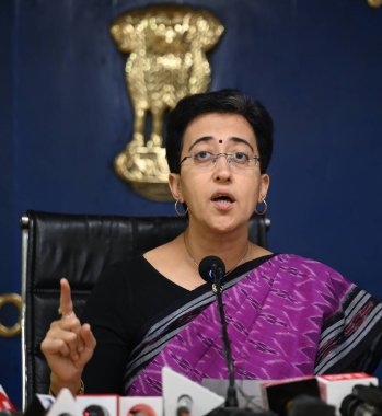 NEW DELHI INDIA 16 Ekim 2024 Delhi Başbakanı Atishi, 16 Ekim 2024 tarihinde Yeni Delhi 'deki Media Center Delhi Sekreterliği' nde düzenlediği basın toplantısında hükümetin elektrik şirketleri Discoms 'u doğum aramasına karşı yönettiğini söyledi.