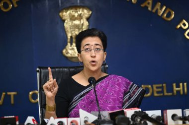 NEW DELHI INDIA 16 Ekim 2024 Delhi Başbakanı Atishi, 16 Ekim 2024 tarihinde Yeni Delhi 'deki Media Center Delhi Sekreterliği' nde düzenlediği basın toplantısında hükümetin elektrik şirketleri Discoms 'u doğum aramasına karşı yönettiğini söyledi.