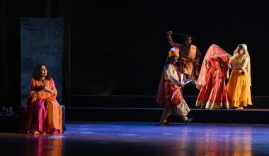 NEW DELHI INDIA OCTOBER 16 Ekim 2024 Padma Vibhushan Dr Sonal Man Singh 16 Ekim 2024 tarihinde Hindistan dansındaki ilk gün uluslararası festival sırasında Naatya Katha Meera Dance drama sahneledi. Fotoğraf: Sonu Mehta Hindustan Times