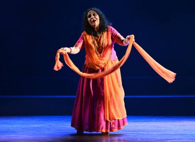 NEW DELHI INDIA OCTOBER 16 Ekim 2024 Padma Vibhushan Dr Sonal Man Singh 16 Ekim 2024 tarihinde Hindistan dansındaki ilk gün uluslararası festival sırasında Naatya Katha Meera Dance drama sahneledi. Fotoğraf: Sonu Mehta Hindustan Times