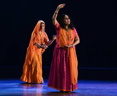 NEW DELHI INDIA OCTOBER 16 Ekim 2024 Padma Vibhushan Dr Sonal Man Singh 16 Ekim 2024 tarihinde Hindistan dansındaki ilk gün uluslararası festival sırasında Naatya Katha Meera Dance drama sahneledi. Fotoğraf: Sonu Mehta Hindustan Times