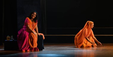 NEW DELHI INDIA OCTOBER 16 Ekim 2024 Padma Vibhushan Dr Sonal Man Singh 16 Ekim 2024 tarihinde Hindistan dansındaki ilk gün uluslararası festival sırasında Naatya Katha Meera Dance drama sahneledi. Fotoğraf: Sonu Mehta Hindustan Times