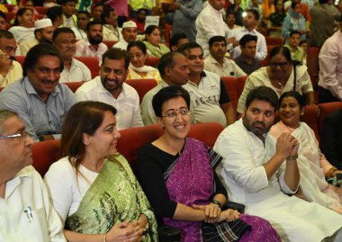 NEW DELHI INDIA 16 Ekim 2024 Delhi Genel Sekreteri Atishi ve Belediye Başkanı Shelly Oberoi, 16 Ekim 'de Kedarnath Sahni Oditoryum Merkezindeki Safai Karamcharis' i düzenlemek amacıyla MCD çalışanlarına mektup dağıtımı sırasında