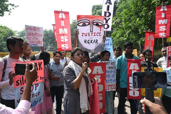 NEW DELHI INDIA 17 Ekim 2024 Delhi eyalet komiteleri Tüm Hindistan Demokratik Öğrenci Örgütü AIDSO görev başındaki bir PG stajyer doktorunun iğrenç tecavüzüne ve öldürülmesine karşı devam eden hareketle dayanışma içinde bir protesto gösterisi düzenledi.