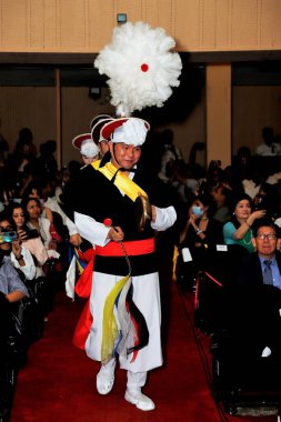 NEW DELHI INDIA 23 Mayıs 2023 Öğrenciler Hint Kore kültürü ve yoldaşlığı sırasında geleneksel dans gösterisi Kamani Auditorium Mandi House 23 Mayıs 2023 tarihinde Yeni Delhi Hindistan 'da Koreli ve Hintli sanatçılar giyinmiş olarak