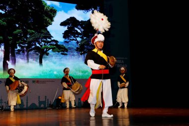 NEW DELHI INDIA 23 Mayıs 2023 Öğrenciler Hint Kore kültürü ve yoldaşlığı sırasında geleneksel dans gösterisi Kamani Auditorium Mandi House 23 Mayıs 2023 tarihinde Yeni Delhi Hindistan 'da Koreli ve Hintli sanatçılar giyinmiş olarak