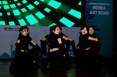 NEW DELHI INDIA 23 Mayıs 2023 Hint pop grubu Girl Crush, Hint Kore kültüründe popüler K-Pop şarkıları eşliğinde 23 Mayıs 2023 tarihinde Kamani Auditorium Mandi House 'da dans etti.