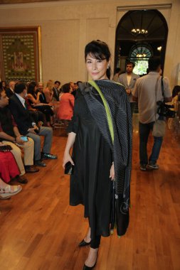 NEW DELHI INDIA MAYIS 23 2023 Feroze Gujral sanat işkadını köşe yazarı medya kişiliği ve eski model İtalyan sanat sergisi Büyük İtalyan Vizyonu 'nun açılışı sırasında devam eden sergi bir antolojiyi içermektedir. 